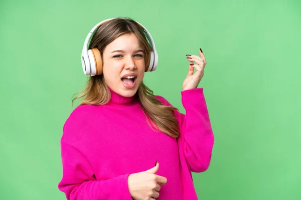 Νεαρό Κορίτσι Πάνω Από Απομονωμένο Χρωματικό Βασικό Υπόβαθρο Ακούγοντας Μουσική — Φωτογραφία Αρχείου