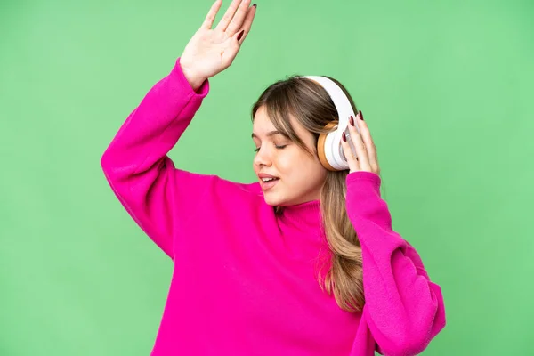 Νεαρό Κορίτσι Πάνω Από Απομονωμένη Χρωματικό Βασικό Υπόβαθρο Ακούγοντας Μουσική — Φωτογραφία Αρχείου