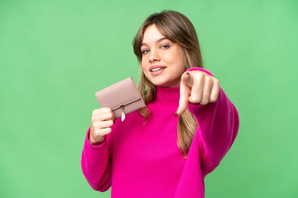 Chica Joven Sosteniendo Una Billetera Sobre Fondo Croma Clave Aislado —  Fotos de Stock