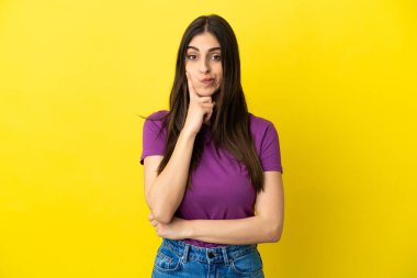 Sarı arka planda soyutlanmış beyaz bir kadın.