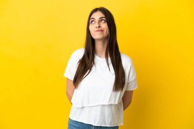 Sarı arka planda izole edilmiş beyaz bir kadın var.