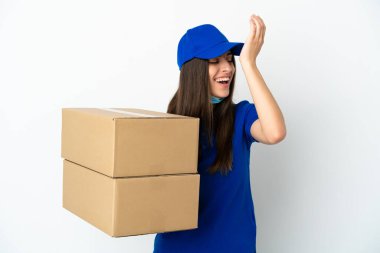 Beyaz arka planda izole edilmiş beyaz kadın bir şey fark etti ve çözüme niyetlendi.