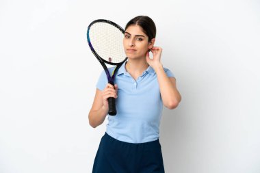 Yakışıklı genç tenisçi, beyaz arka planda izole edilmiş beyaz tenli kadın. Şüpheleri var.