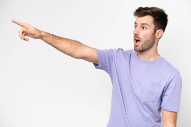 Beyaz arka planda izole edilmiş genç beyaz adam...