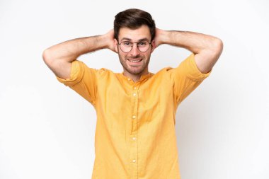 Beyaz arka planda izole edilmiş genç beyaz adam gülüyor.