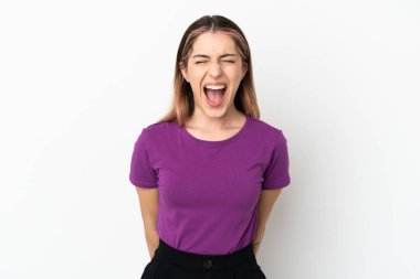 Beyaz arka planda izole edilmiş beyaz bir kadın ağzı açık bağırıyor.