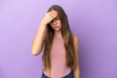 Genç Litvanyalı kadın mor arka planda izole edilmiş, baş ağrısı var.