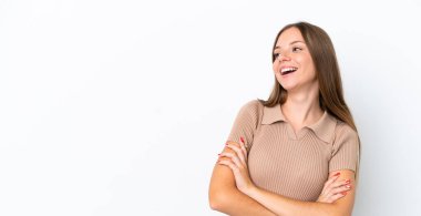 Genç Litvanyalı kadın beyaz arka planda izole edilmiş mutlu ve gülümsüyor.