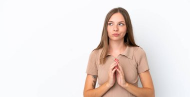 Genç Litvanyalı kadın beyaz arka planda bir şeyler planlıyor.