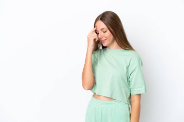 Genç Litvanyalı kadın beyaz arka planda izole edilmiş gülüyor.