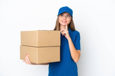 Litvanyalı bir kadın beyaz arka planda izole edilmiş, yukarı bakarken bir fikir düşünüyor.