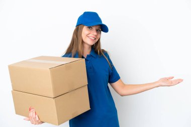 Teslimat yapan Litvanyalı kadın beyaz arka planda izole edilmiş. Gelmesi için ellerini yana uzatıyor.