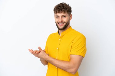 Beyaz arka planda izole edilmiş yakışıklı beyaz adam alkışlıyor.