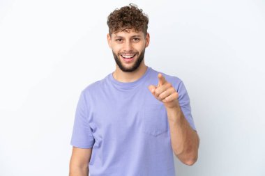 Beyaz arka planda izole edilmiş yakışıklı beyaz adam şaşırmış ve ön tarafı işaret ediyor.