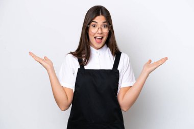 Restoran Brezilyalı garson kadın, beyaz arka planda şok olmuş yüz ifadesi ile izole edilmiş.