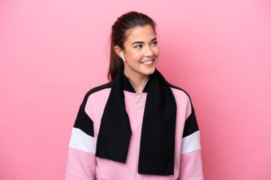 Pembe arka planda izole edilmiş genç Brezilyalı kadın.