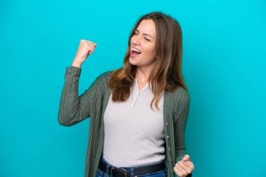 Mavi arka planda izole edilmiş beyaz bir kadın zaferi kutluyor.