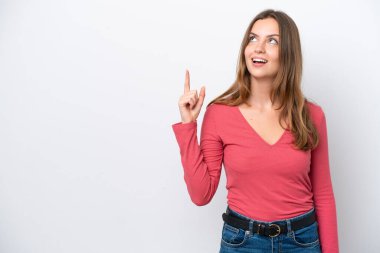 Beyaz arka planda izole edilmiş genç beyaz kadın yukarı ve şaşırmış