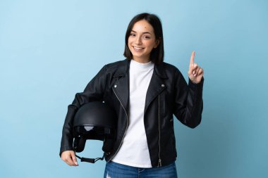 Mavi arka planda motosiklet kaskı tutan kadın harika bir fikre işaret ediyor.