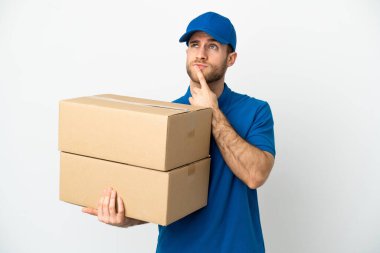 Teslimatçı, beyaz arka plan üzerinden yukarı bakarken şüpheleri var.