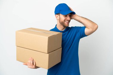 İzole edilmiş beyaz arka planda teslimatçı. Çok gülümsüyor.