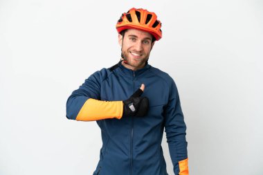 Genç bisikletçi beyaz arka planda izole edilmiş bir şekilde baş parmak hareketi yapıyor.