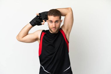 İzole edilmiş beyaz arka planda yakışıklı sarışın adam kolunu uzatıyor.