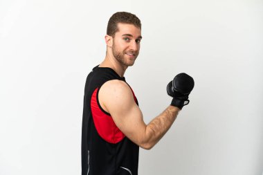 Yakışıklı sarışın adam izole edilmiş beyaz arka planda halter yapıyor.