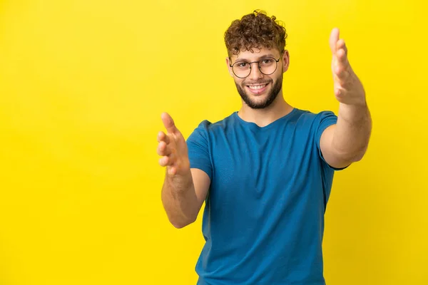 Young Handsome Caucasian Man Isolated Yellow Background Presenting Inviting Come — 스톡 사진