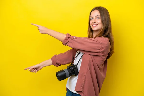 Νεαρή Φωτογράφος Καυκάσια Γυναίκα Απομονωμένη Κίτρινο Φόντο Δείχνοντας Δάχτυλο Στο — Φωτογραφία Αρχείου