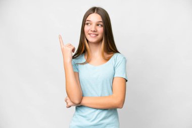İzole edilmiş beyaz arka planı olan genç kız harika bir fikre işaret ediyor.