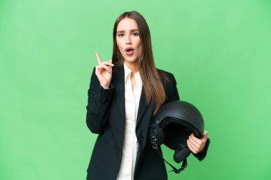 Motosiklet kasklı genç Asyalı kadın izole edilmiş krom anahtar arka planda çözümü bulmak için parmağını kaldırıyor.