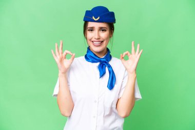 İzole edilmiş kroma anahtar arka plan üzerinde uçak hostesi parmaklarıyla 