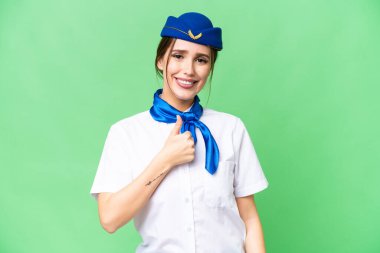 İzole edilmiş kroma anahtar arkaplan üzerinde uçak hostesi baş parmak hareketi yapıyor