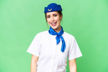 İzole edilmiş krom anahtar arkaplan üzerinde uçak hostesi ve sürpriz yüz ifadesi