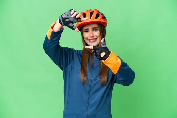 Young Cyclist Woman Isolated Chroma Key Background Focusing Face Framing — Stockfoto