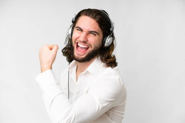 Tele pazarlamacı, izole edilmiş beyaz arka planda bir kulaklıkla çalışarak zaferi kutluyor.