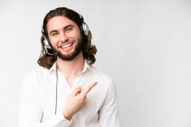 İzole edilmiş beyaz arka plan üzerinde çalışan pazarlamacı bir ürünü sunmak için kenarı işaret ediyor.