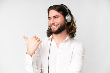 İzole edilmiş beyaz arka plan üzerinde çalışan pazarlamacı bir ürünü sunmak için kenarı işaret ediyor.