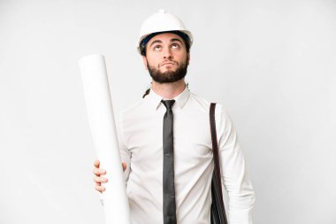 Miğferli genç bir mimar, izole edilmiş beyaz arka plan üzerinde planları var.