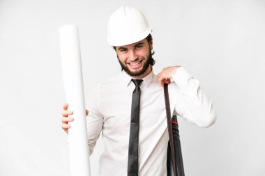 Miğferli genç bir mimar ve izole edilmiş beyaz arka plan üzerinde planlar tutuyor.