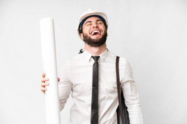 Miğferli genç bir mimar ve izole edilmiş beyaz arka plan üzerinde planlar tutuyor.