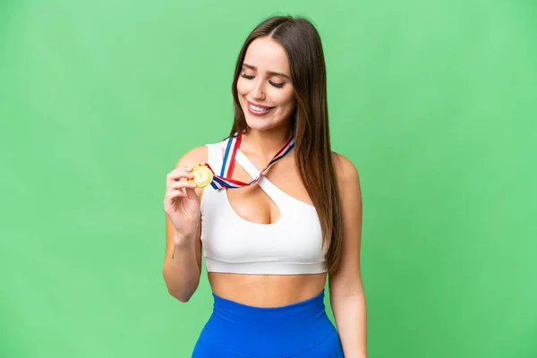 Madalyaları Olan Genç Güzel Bir Kadın Izole Edilmiş Krom Anahtar — Stok fotoğraf