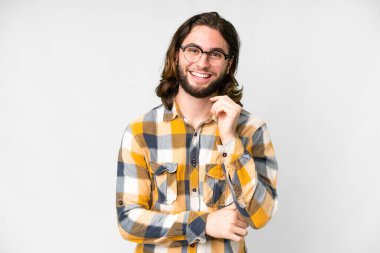 Genç yakışıklı, soyutlanmış beyaz arka plan gülüyor.