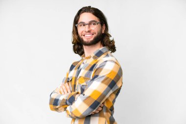 Kolları bağlı ve mutlu, soyutlanmış, beyaz bir geçmişi olan genç yakışıklı bir adam.