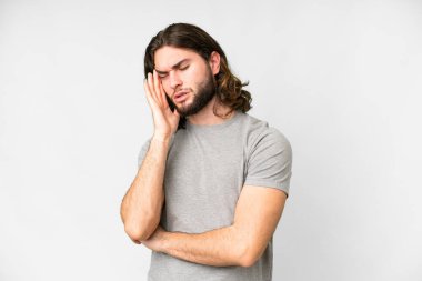Genç, yakışıklı, soyutlanmış, başı ağrıyan beyaz bir adam.