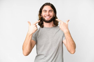 Soyutlanmış beyaz bir geçmişi olan yakışıklı bir genç baş parmak hareketi yapıyor.