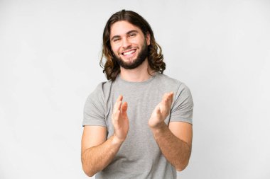 Soyutlanmış beyaz arka planda genç yakışıklı bir adam bir konferanstan sonra alkışlıyor.