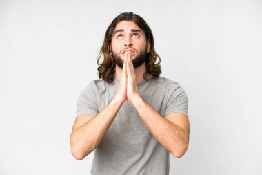 Soyutlanmış beyaz geçmişi olan yakışıklı genç bir adam avuç içlerini bir arada tutuyor. İnsan bir şey ister.