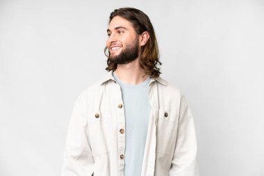 Soyutlanmış beyaz arka planda genç yakışıklı bir adam.